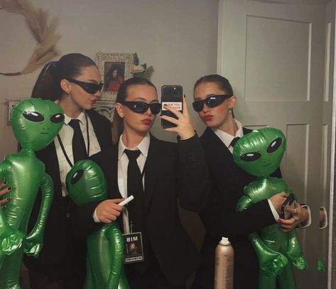 Mib Costume, Fall Aesthetic Spooky, Halloween Costume Last Minute, Halloween Costume Group, Men In Black Costume, Costume Last Minute, Aesthetic Spooky, Last Minute Halloween Costume, Trio Costumes