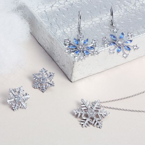 Snowflake Jewelry, Jewelry Gift Guide, Snowflake Pendant, Winter Jewelry, Snowflake Earrings, Cz Necklace, Silver Jewellery Sets, Cz Pendant, Christmas Gift Jewelry