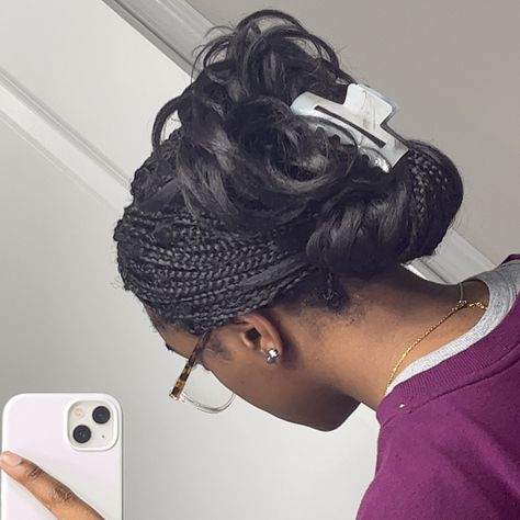 Claw Clip On Short Braids, Claw Clip For Braids, Claw Clip Hairstyles Black Women Braids, Box Braid Claw Clip, How To Style Braids With Claw Clips, Claw Clips On Braids, Claw Clip On Braids, Claw Clip With Braids, Braids Claw Clip Hairstyles