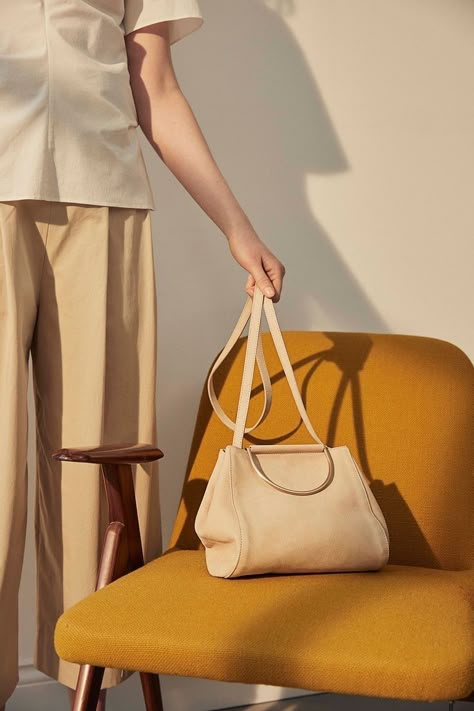 bag Bag Styling, Minimalist Fashion Photography, Editorial Vogue, Bag Photography, Minimalist Moda, Fashion Still Life, Studio Photography Fashion, Photography Bags, Fashion Photography Poses