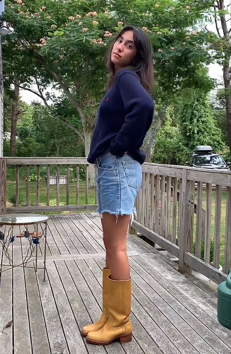 Jean Short And Boots Outfit, Frye Boot Outfit Ideas, Campus Boots Frye, Cowboy Boots To Work Outfit, Denim Shorts Boots Outfit, Frye Campus 14l Boots Outfit, Campus Boot Outfit, How To Style Frye Boots, Frye Boots Outfit Aesthetic