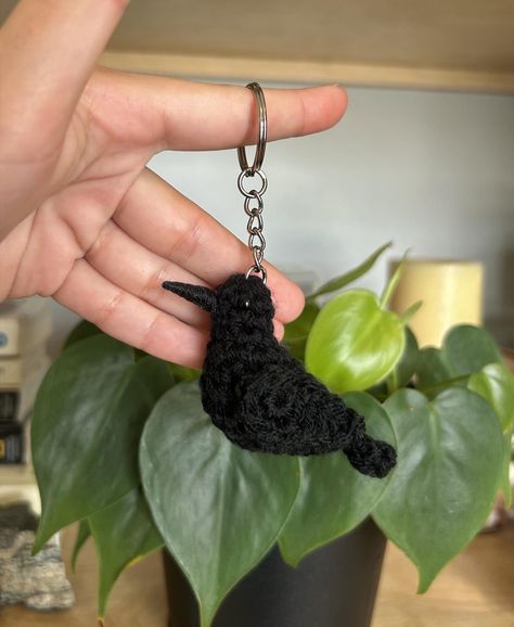 Tiny Birdies Crochet Crow Keychain | Blackbird / Raven | Realistic Crochet Amigurumi Crow Keychain | Crochet Plush Figure | Physical Item Crochet Crow Amigurumi, Crow Keychain, Crochet Ideas Keychain, Crow Amigurumi, Crochet Raven, Crow Friend, Raven Crochet, Crow Crochet, Realistic Crochet