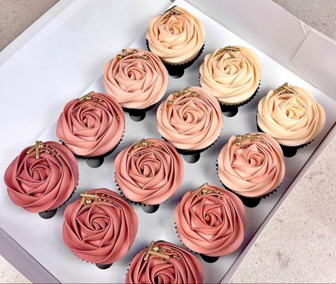 Rose Gold Cupcake Ideas Birthday, Rose Gold Cupcake Ideas, Neutral Color Cupcakes, Quince Treats, Rose Gold Cupcakes, Matilda Party, Boho Cupcakes, Bridal Cupcakes, 50th Birthday Cupcakes