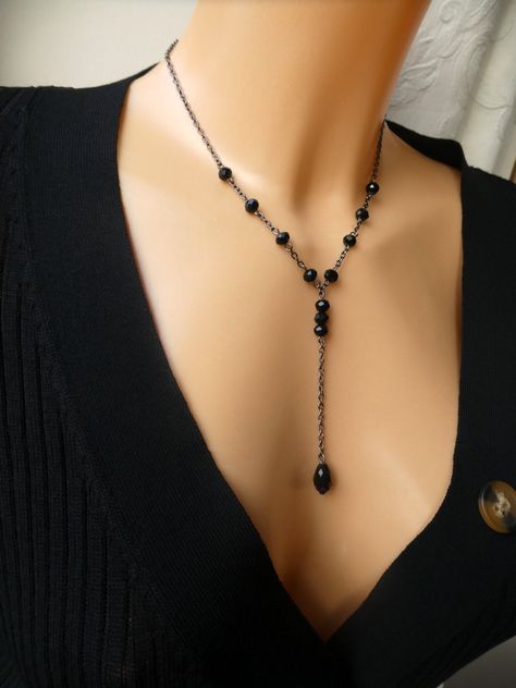 Diy Long Necklace, Black Jewelry Necklace, Chain Outfit, Black Crystal Necklace, Lariat Style Necklace, Black Beaded Necklace, Diy Jewelry Tutorials, Necklace Elegant, Beaded Jewelry Tutorials