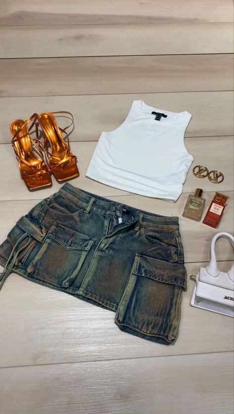 Unbuckled Pants Outfit, Baddie Night Out Outfits Summer, Baddie Miami Outfits, Outfit Ideas Summer Birthday, Going Out Streetwear, Streetwear Summer Outfits Women Baddie, Houston Going Out Outfits, White Day Party Outfit, May Birthday Outfit Women