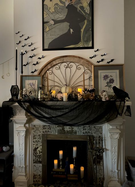 Spooky Halloween Mantle! Designed by Taylor Van Kooten #halloween #creepy #fireplace #design #mantledesign #halloweenfireplace #halloweenmantle #spooky #happyhalloween #decoration #halloweendecoration Halloween Decorations Interior, Halloween Fireplace Mantle, Gothic Halloween Decorations, Halloween Mantel Decor, Chic Halloween Decor, Halloween Mantle Decor, Halloween Fireplace, Halloween Living Room, Victorian Halloween