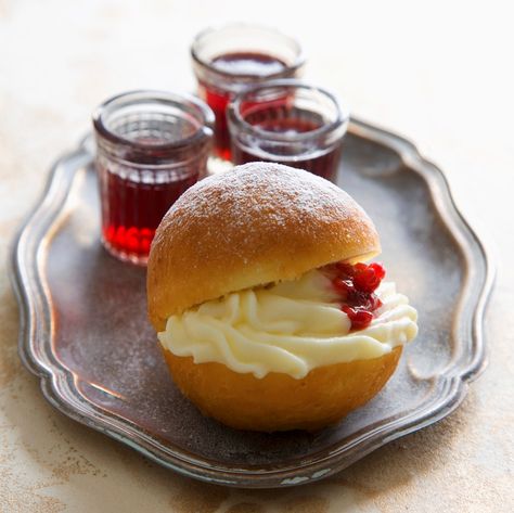 Devonshire Split Buns, Devonshire Splits Recipe, Devonshire Splits, Scottish Traditions, Home Made Jam, Food Pastries, Cream Buns, British Foods, Scones Recipe Easy