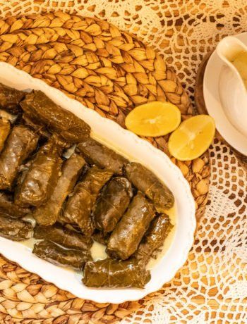 DOLMADAKIA AVGOLEMONO: GRAPELEAVES IN A LEMONY SAUCE Grape Leaves Recipe, Arabisk Mad, Stuffed Grape Leaves, Greek Dishes, Lebanese Recipes, Mediterranean Dishes, Mediterranean Diet Recipes, Middle Eastern Recipes, Turkish Recipes