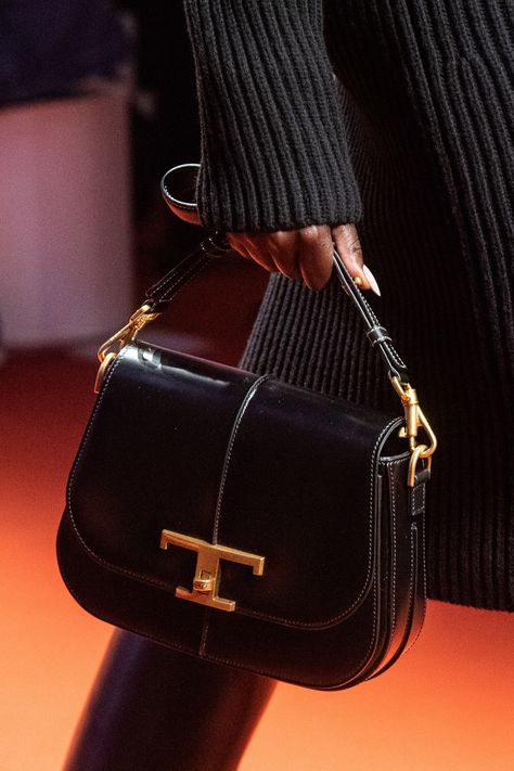 Tod’s Fall 2022 Ready-to-Wear Collection | Vogue Shoulder Bag Outfit, Tods Bag, Winter Bags, Bag Obsession, Fall Wear, Fall 2022, Fashion Shows, Fall Winter Outfits, Luxury Brand