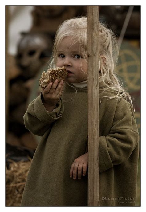 Little girl with her bread Viking Life, Viking Clothing, Poses References, Iron Age, Kid Character, Story Inspiration, Robin Hood, Medieval Fantasy, Book Inspiration