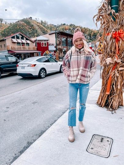 Plaid Sweater Outfit, Plaid Jacket Outfit, Things To Do In Gatlinburg, Tennessee Outfits, Gatlinburg Vacation, Pink Plaid Shirt, Cold Fashion, Dusty Mauve, Winter Attire