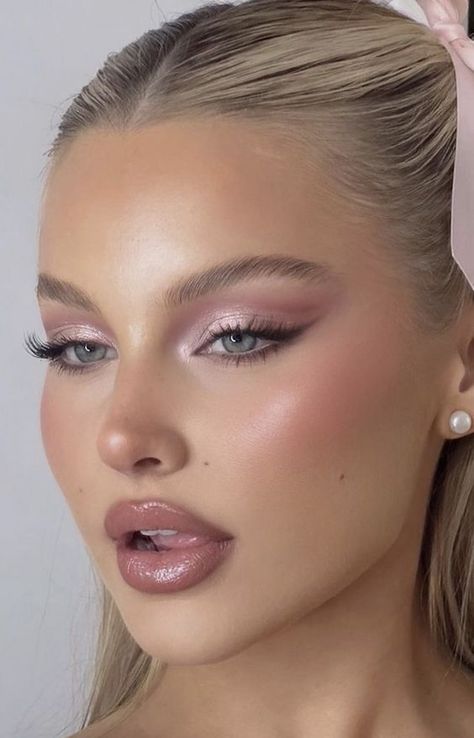 Light Classy Makeup, Pink Champagne Eye Makeup, Pink Eyeliner Blue Eyes, Make Up Blue Green Eyes, Pink Eyeshadow For Green Eyes, Pink Toned Makeup, Light Pink And Gold Makeup, Pink Smokey Eye Makeup Rose Gold, Neutral Makeup For Green Eyes