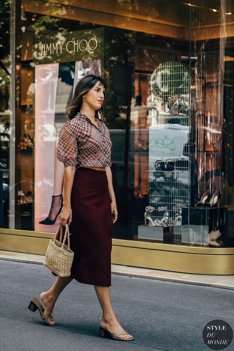 Haute Couture Fall 2019 Street Style: Jeanne Damas - STYLE DU MONDE | Street Style Street Fashion Photos Jeanne Damas Jeane Damas Outfits, Jeanne Damas Street Style, Jeanne Damas Style Winter, Damas Style, Jeanne Damas Style, Parisian Outfits, Parisian Chic Style, Jeanne Damas, Parisian Chic