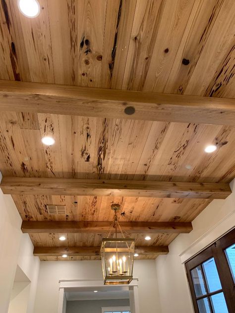 Vintage Farmhouse Living Room Ideas, False Ceiling Design Luxury, Double Wide Interior, Wooden Beam Ceiling Design, Wooden Work In Ceiling, Luxury Ceiling Design Bedroom, Cheap Wood Ceiling Ideas, Lighting Living Room Ceiling, Wooden Ceiling Design Bedroom