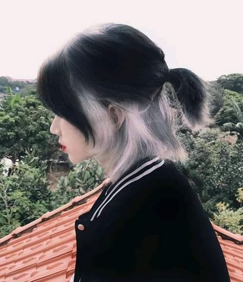 Black And White Hair, Tomboy Hairstyles, Short Hair Tomboy, Short Grunge Hair, Hair Color Underneath, Dyed Hair Inspiration, Hair Inspiration Short, Shot Hair Styles, Haircuts Straight Hair