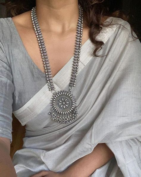 Jewellery Styling Tips, Jewellery Styling, Saree Blouse Styles, Blouse Ideas, Saree Jewellery, Indian Saree Blouse, Indian Saree Blouses Designs, Indian Fashion Saree, Silver Jewellery Indian