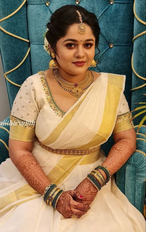 Temple Look Kerala Bride, Guruvayoor Temple, Malayali Bride, Kerala Hindu Bride, Kerala Engagement Dress, Blouse Handwork, Onam Outfits, Wedding Makeover, Engagement Dress For Bride