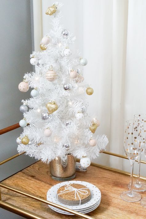 White Mini Christmas Tree Ideas, Mini White Christmas Tree Ideas, Christmas White Tree Ideas, Mini Christmas Tree Aesthetic, Small White Christmas Tree Ideas, Mini Christmas Tree Ideas Decoration, White Mini Christmas Tree, Mini Christmas Tree Ideas, Small White Christmas Tree