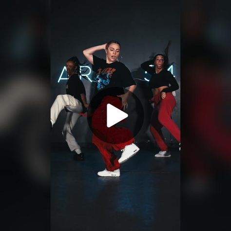 I found this clip by searching "hip hop dance" on tiktok. It was posted on June 6, 2023. The dancers are portraying a sort of house style. 2000s Hip Hop, Dance Team, Facial Expression, Dance Teams, Hip Hop Dance, Dance Studio, Hip Hop Fashion, Beyonce, Twitter Image