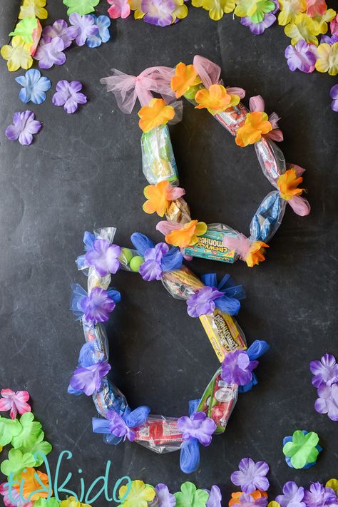 Looking for end of the year Teacher gifts, or favors for a luau party? Make these candy leis inspired by traditional Hawaiian flower leis. Lei Making Station, Preschool Graduation Leis Diy, How To Make Candy Leis, Lei Decorations, Candy Leis For Kids, How To Make A Candy Lei, Candy Flowers Diy, Preschool Graduation Leis, Candy Lays