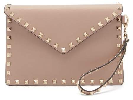 Luxury Wishlist, Valentino Clutch, Leather Envelope Clutch, Seductive Style, Noble Lady, Leather Envelope, Designer Clutch, Handbag Heaven, Valentino Rockstud