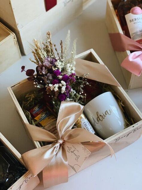 18 Best Mother's Day Gift Basket Ideas To Recreate Right Now Gift Box Ideas For Women, Mothers Day Boxes, Creative Gift Baskets, Mothers Day Baskets, Flower Box Gift, Best Mothers Day Gifts, Diy Mothers Day Gifts, Gift Basket Ideas, Mother's Day Diy