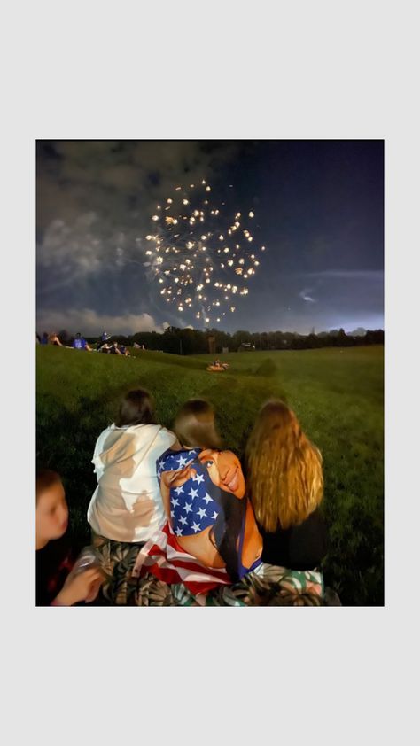 Tsitp Fourth Of July, 4th Of July Photo Inspiration, Summer Aesthetic America, Summer Americana Aesthetic, Fourth Of July Party Ideas Games, Memorial Day Weekend Aesthetic, Fourth Of July Vibes, Fourth Of July Ideas With Friends, Usa Summer Aesthetic