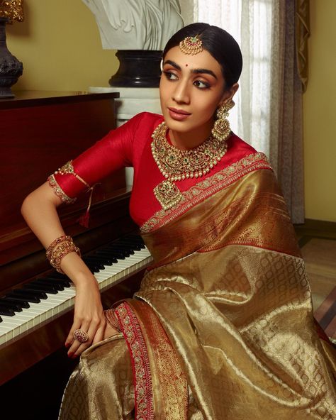 Red Blouse Golden Saree, South Indian Bride Saree, Kanjivaram Sarees Silk, Bridal Sarees South Indian, Indian Bridal Sarees, Wedding Saree Blouse Designs, Fancy Sarees Party Wear, Draping Fashion, Elegant Blouse Designs