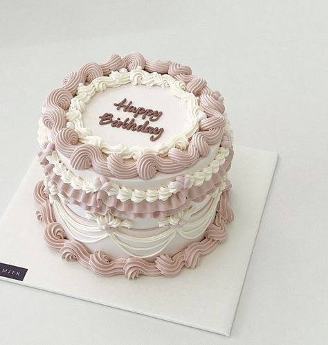 Birthday Cake Vintage Aesthetic, Cake Asethic, 2023 Cake Design, Vintage Cake Design Birthdays, Cakes Aesthetic Vintage, Round Vintage Cake, Vintage Round Cake, Bolo Vintage, Circle Cake