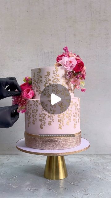 Pooja Nanda Sareen on Instagram: "Sharing a quick video tutorial of a wedding cake using stencil art over fondant with some flowers on side.
.
.
Products used
Fondant @magiccoloursindia 
Royal incing @magiccoloursindia 
Stencil @7sugarlane 
Cake stand @thepaperstory 

.
.
.
.
#weddingcake #cakevideo #caketutorial #caketechniques #cakestencilling #cakedecorating #cakesofinstagram🎂🍰 #cakeloversdelight #confiteria #confeitaria #bakersofindia #delhibakers #sugarfanciesbypooja #caketrends" Fondant Wedding Cakes, Buttercream Wedding Cake, Cake Stencil, Simple Wedding Cake, Cake Trends, Fondant Icing, Flower Stencil, Wedding Cakes With Flowers, Cake Videos