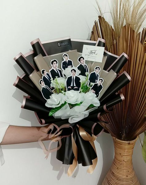 Bts Bouquet Ideas, Jungkook Bouquet, Bucket Polaroid, Kpop Flower Bouquet, Bts Flower Bouquet, Kpop Bouquet, Bts Graduation Cap Ideas, Bts Bouquet, Bucket Graduation