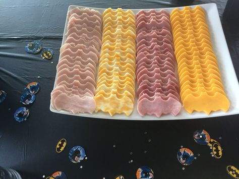 Batman Birthday Party Food Ideas, Batman Pool Party Ideas, Batman Birthday Snack Ideas, Batman Birthday Food Ideas, Batman Food Ideas, Batman Birthday Food, Batman Party Ideas Decoration, First Birthday Batman Theme, Batman Themed Food