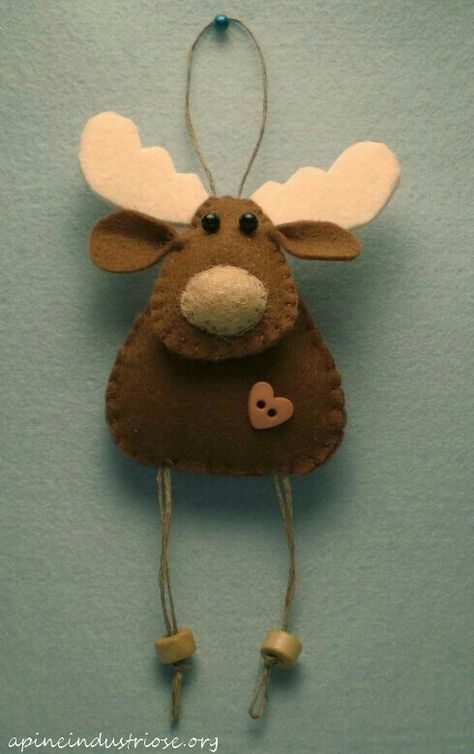 Reindeer ornament Felt Christmas Decorations, Christmas Crafts For Gifts, Navidad Diy, Felt Decorations, Christmas Ornaments Homemade, Felt Christmas Ornaments, Christmas Sewing, Noel Christmas, Christmas Ornaments To Make