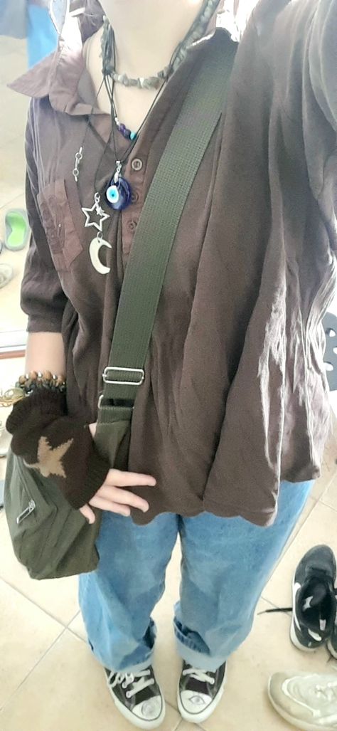 pic by me 🌙🎨📸 thrift outfit grunge vibe aesthetic y2k star sage green messenger bag 💋 Grunge Green Aesthetic Outfits, Green Messenger Bag Outfit, Sage Green Outfits Aesthetic, Star Bag Outfit, Messenger Bag Outfit Aesthetic, Green Bag Outfit Ideas, Nature Core Aesthetic Outfits, Sage Green Bag Outfit, Green Outfit Grunge