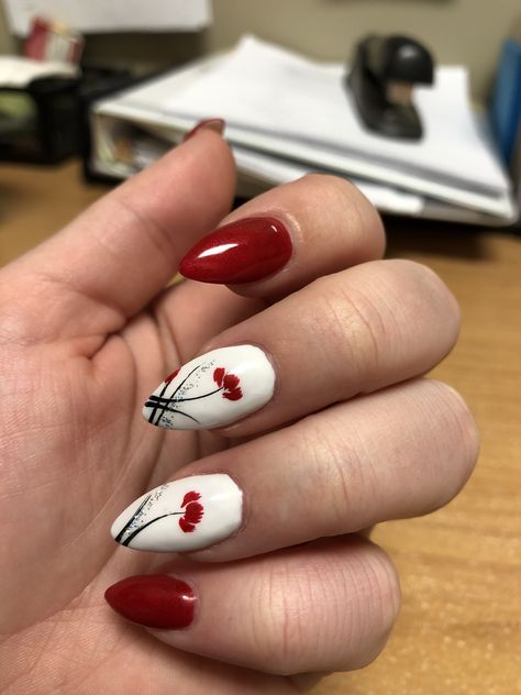 Poppy nails for Remembrance Day Poppy Acrylic Nails, Anzac Nail Art, Remembrance Day Gel Nails, Remembrance Day Nails Poppies, Remembrance Nail Art, Rememberance Day Nail Art, Remembrance Nails Poppies, Nails With Poppy Flower, Poppy Flower Nail Art