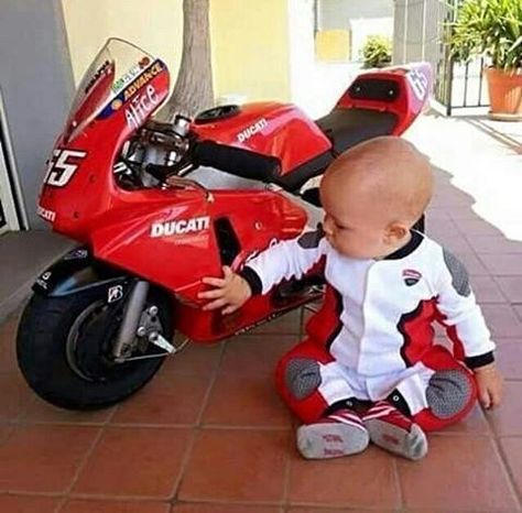 Baby rider Ducati... 😂😍💖😘💖😍😝😍😘😘😘😘😍😝😘💖😍😘😘😍💖💖😘💖😍😍😘😘💖😍😘😍💖 Baby Motorbike, Bike Status, Biker Baby, Motorcycle Riding Gear, Moto Ducati, Hot Biker Guys, Motocross Love, Bmw Sport, Sunday School Crafts For Kids