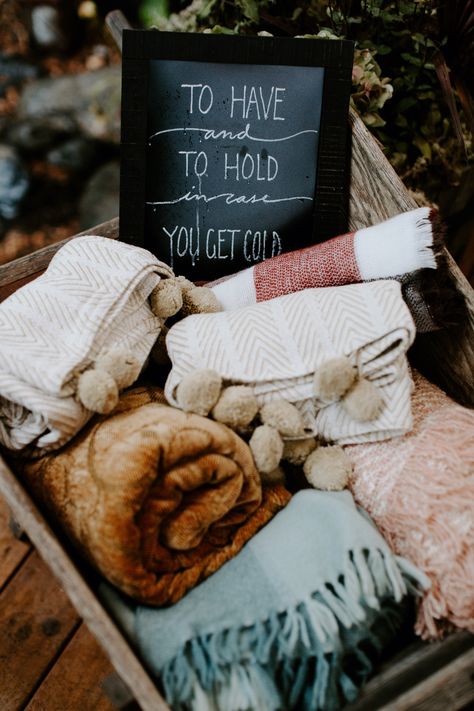 Forest Wedding Ideas Rustic, Fall Elopement Decor, Fall Boho Mountain Wedding, Wedding Cabin Decor, Simple Winter Wedding Reception, Chalet Wedding Decor, Small Cabin Wedding Ideas, Forest Wedding Diy Decor, Hygge Wedding Fall