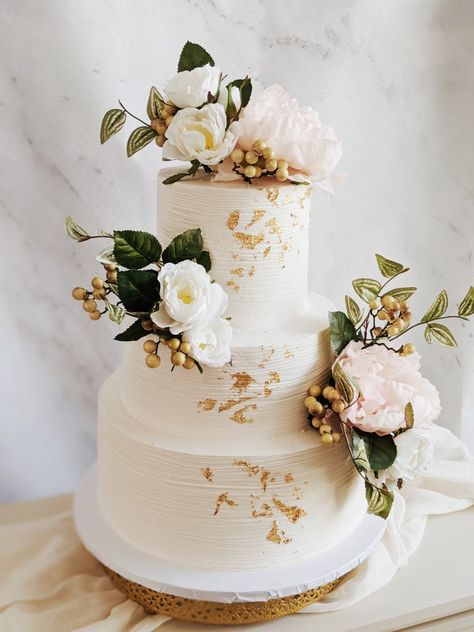 White And Gold Buttercream Cake, Gold Fleck Cake, 3 Tier Wedding Cake White And Gold, 3 Tier Cake With Flowers, Buttercream Cake With Flowers, Wedding Cake Elegant Gold, Greenery Cake, White Fondant Cake, Dream Quinceanera