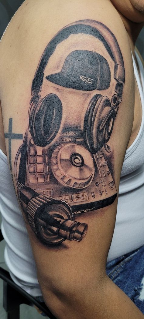 NICARAGUA TATTOOS Dj Decks Tattoo, Dj Tattoo Ideas For Men, Dnb Tattoo, House Music Tattoo, Kobe Tattoo, Record Player Tattoo, Dj Drawing, Dj Tattoo, Headphones Tattoo