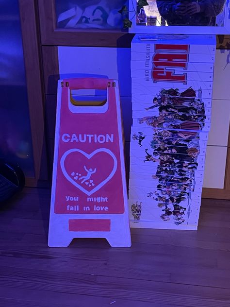 Caution You Might Fall In Love Sign, Diy Road Signs Decor, Bedroom Door Signs Aesthetic, Painted Street Signs Diy, Traffic Come Paintings Ideas, Road Sign Room Decor, Traffic Signs Aesthetic Room, Road Sign Bedroom Aesthetic, Traffic Signs Room Decor