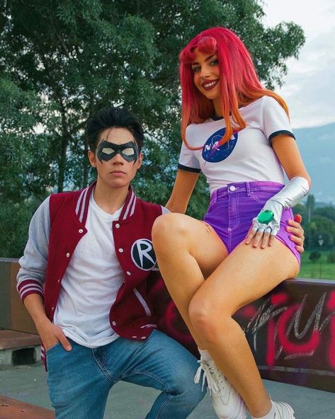 Robin And Starfire Cosplay, Comic Con Couple Costumes, Starfire And Robin Costume, Starfire Costume, Cute Couples Costumes, Cosplay Couple, Robin Costume, Couples Cosplay, Robin Cosplay