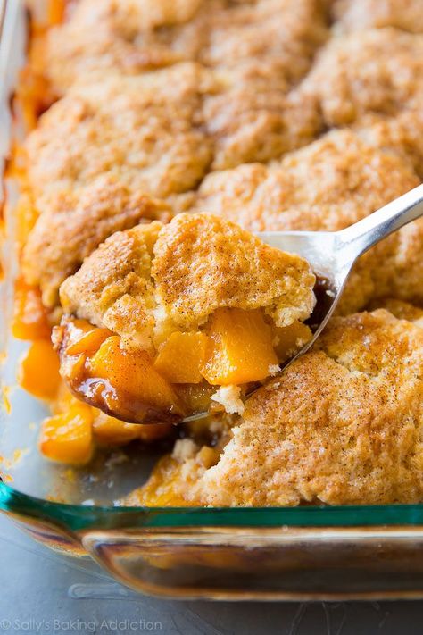 Perfectly sweetened and comforting with fresh peaches and a golden biscuit topping! Peach cobbler recipe on http://sallysbakingaddiction.com Good Peach Cobbler Recipe, Peach Cobbler Ingredients, Best Peach Cobbler, Homemade Peach Cobbler, Fresh Peach Cobbler, Southern Peach Cobbler, Easy Peach Cobbler Recipe, Pumpkin Muffins Easy, Peach Dessert