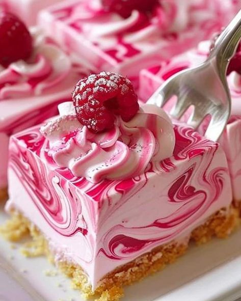 Raspberry Swirl Cheesecake, Swirl Cheesecake, Raspberry Desserts, Gelatin Recipes, Gluten Free Cheesecake, Raspberry Recipes, Raspberry Cheesecake, Dessert Salads, Köstliche Desserts