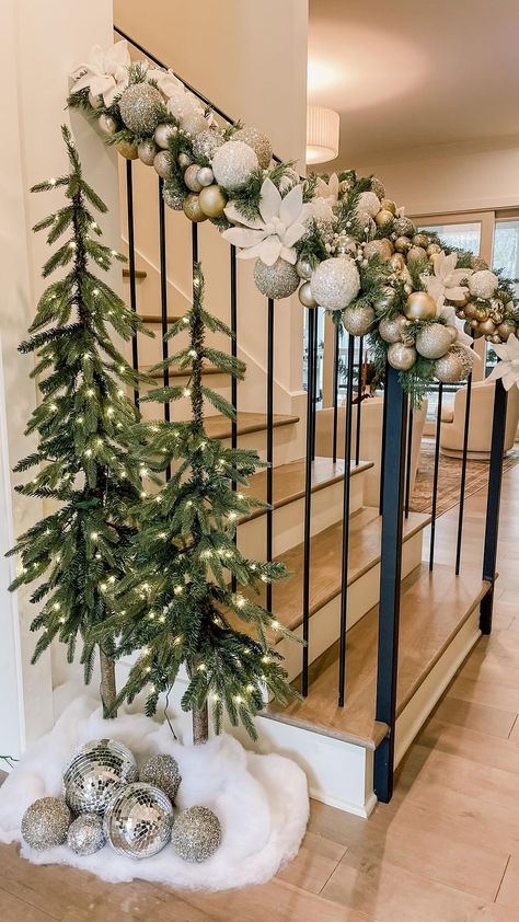 Christmas Garland Staircase, Ideas Decoracion Navidad, Christmas Staircase Decor, Christmas Stairs, Christmas Staircase, Staircase Decor, Front Porch Christmas Decor Ideas, Porch Christmas Decor Ideas, Porch Christmas Decor