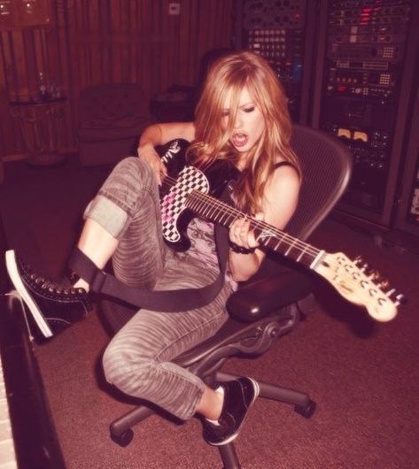 Avril Lavigne Aesthetic, Princesa Emo, Chicas Punk Rock, Avril Levigne, Cl Instagram, 00s Aesthetic, Avril Lavingne, 2000s Punk, Avril Lavigne Photos