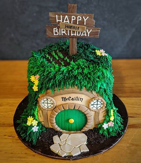 Anyone else want to shrink down tiny enough to fit inside this little Hobbit hole cake? Yummy! Hobbit Cake, Hobbit Birthday, Birth Cakes, Hobbit Party, 12th Birthday Cake, Ring Cake, Star Wars Cake, House Cake, Hobbit Hole