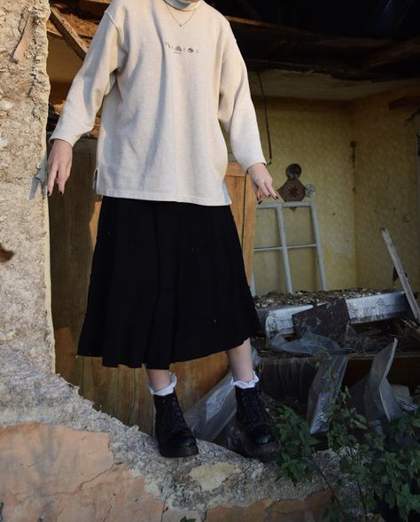 Japanese Loose Fashion, Asian Long Skirt Outfits, Masc Long Skirt Outfit, Big Sweater Long Skirt Outfit, Oversized Skirt Outfit, Long Skirt Outfits Baggy, Long Skirt Oversized Sweater, Outfits With Long Skirts Aesthetic, Long Black Skirt Outfit Winter Korean