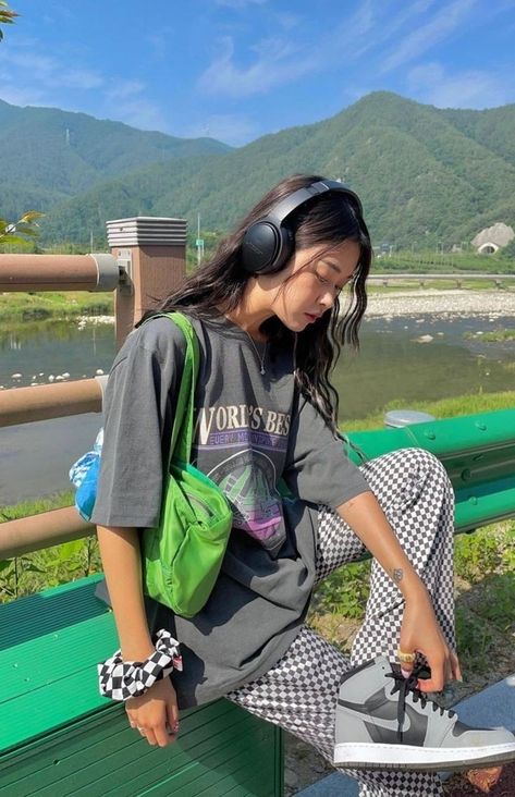 Style With Headphone, How To Style Headphones, Headphone Girl Aesthetic, Headphones Outfit Aesthetic, Women With Headphones, Big Headphones Aesthetic, Outfits With Headphones, Bose Headphones Outfit, Headphones Aesthetic Outfit