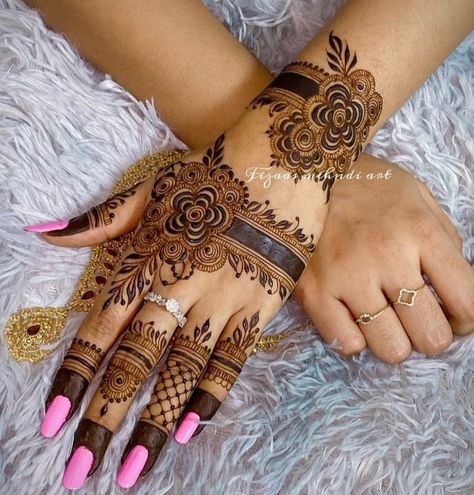 Broch Mehndi Designs, Latest Simple Mehndi Designs Back, Khafif Mehndi Design, Rose Mehndi Designs, Mehndi Design Pictures, Modern Mehndi Designs, Very Simple Mehndi Designs, Simple Mehndi Designs Fingers, Engagement Mehndi Designs