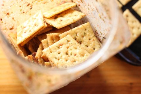 Fiesta Ranch Crackers - The Farmwife Cooks Ranch Crackers, Card Night, Healthy Appetizers Easy, Appetizer Bites, Easy Snack Recipes, Healthy Appetizers, Appetizers Easy, Easy Snacks, Crackers